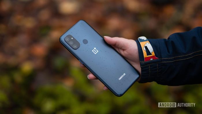  Cụ thể, OnePlus Nord N10 chỉ rẻ hơn OnePlus Nord một chút nhưng không có màn hình OLED, chip xử lý cũng yếu hơn. Trong khi đó, Nord 100 (ảnh) chỉ là bản đổi tên của Oppo A53 được đánh giá không quá xuất sắc. Giao diện mới của Oxygen OS, cùng cam kết chỉ nâng cấp một bản Android cho dòng Nord N của OnePlus cũng gây nhiều tranh cãi. Ảnh: Android Authority. 