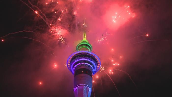  Trước Australia, New Zealand là một trong những quốc gia đầu tiên trên thế giới bước sang năm mới 2021 (từ 18h ngày 31/12 theo giờ Hà Nội). Trong ảnh, pháo hoa được bắn tại thủ đô Aukland. Ảnh: Metro. 