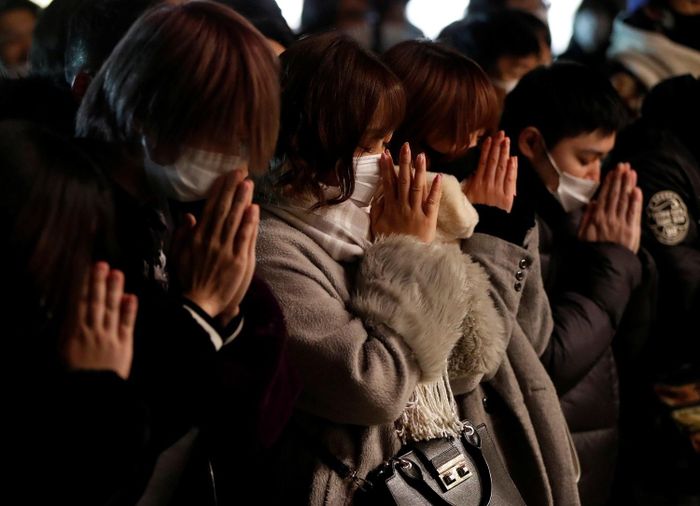  Người dân Nhật Bản tới cầu khấn tại đền thờ Kanda Myojin ở thủ đô Tokyo ngay trong đêm sau khi bước sang năm 2021. Ảnh: Reuters. 