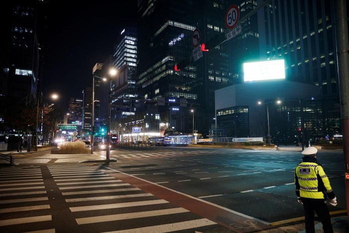  Thủ đô Seoul vắng lắng trong đêm 31/12, trái với hình ảnh đông đúc trong ngày cuối cùng của năm 2019. Theo Ariang, nhà chức trách Hàn Quốc đã yêu cầu áp dụng các biện pháp giãn cách xã hội đối với tất cả hoạt động mừng năm mới. Nhiều hoạt động ở thủ đô Seoul đã chuyển sang trực tuyến hoặc bị hủy bỏ. Ảnh: Reuters. 