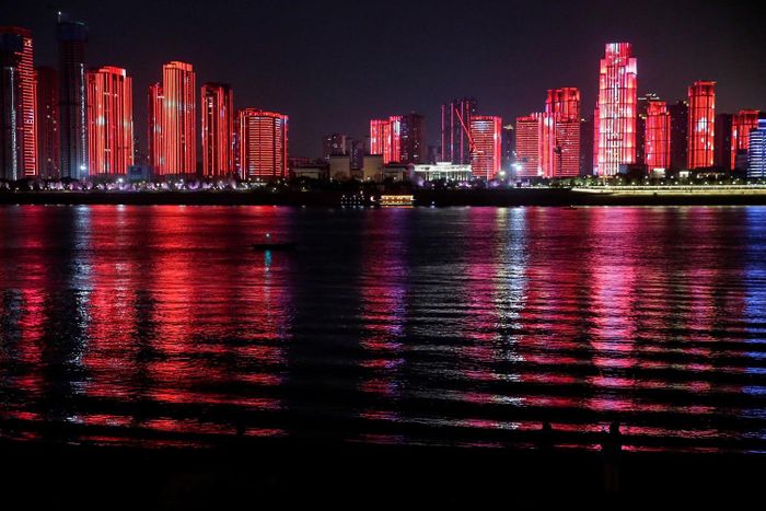  Màn biểu diễn ánh sáng trên các tòa nhà cao tầng tại Vũ Hán. Thành phố 11 triệu dân từng bị phong tỏa hoàn toàn từ ngày 23/1 khi các ca nhiễm virus corona tăng mạnh. Ảnh: Reuters. 