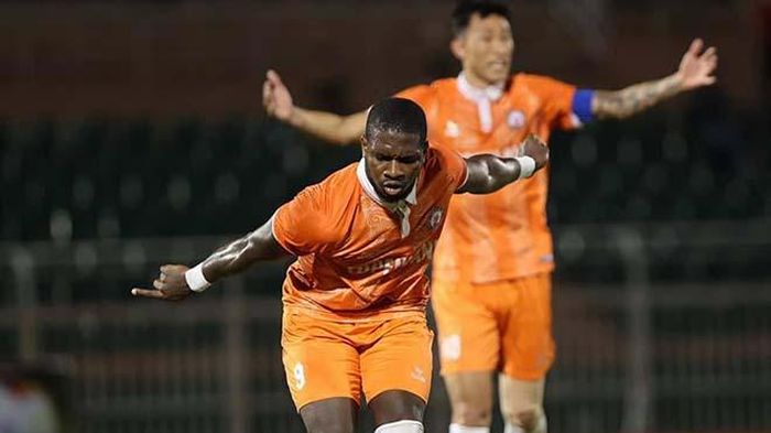 Rimario nhảy múa ăn mừng khi thực hiện thành công quả 11m vào lưới CLB cũ. Ảnh: BĐFC