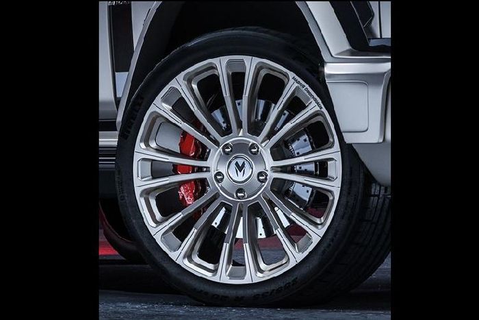 Di chuyển ra sau, Marius Designhaus độ Mercedes-Benz G-Class một thanh cản mới có ốp bảo vệ chắc chắn hơn, vỏ đựng lốp xe dự phòng được làm bằng sợi carbon và một thanh ngang nối liền giữa hai cụm đèn hậu cũng bằng sợi carbon.