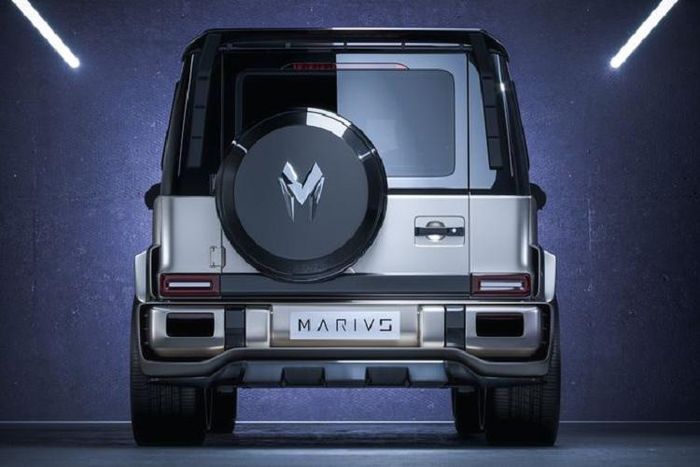 Nhiều chi tiết của G-Class đã được điều chỉnh để phù hợp với điều đó, bao gồm các ốp đèn pha và phần mở rộng bên hông làm từ sợi carbon.