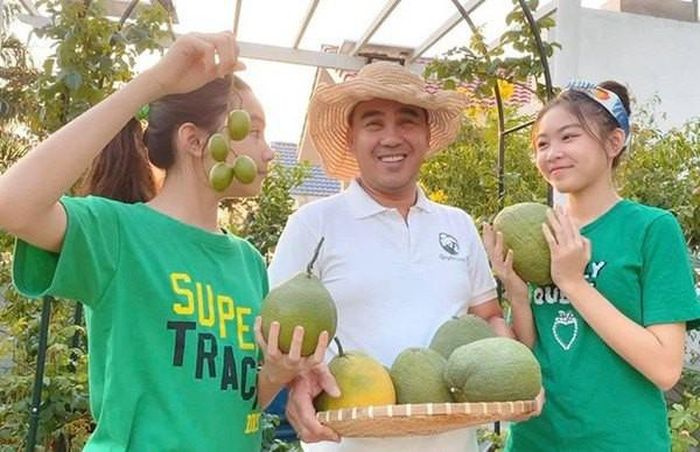 Trong căn biệt thự màu trắng ở Nhà Bè (TP HCM), vợ chồng MC Quyền Linh trồng vườn rau trái phong phú, phục vụ những những bữa ăn ngon, sạch cho gia đình.