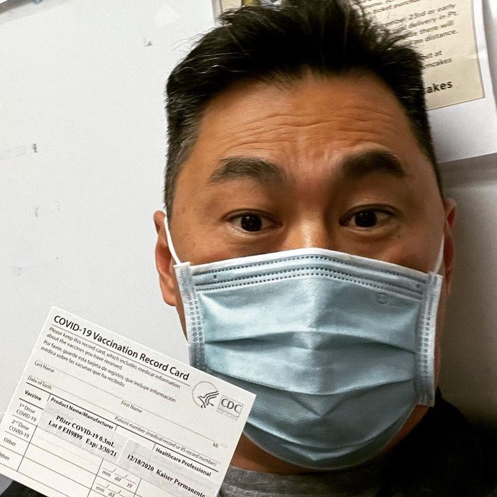 Ông Matthew W. cùng giấy chứng nhận đã tiêm vắc xin Covid-19. Ảnh: Instagram