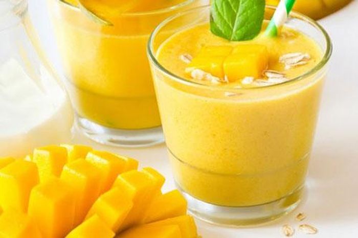 Sinh tố chuối xoài giúp làn da trở nên mịn màng.