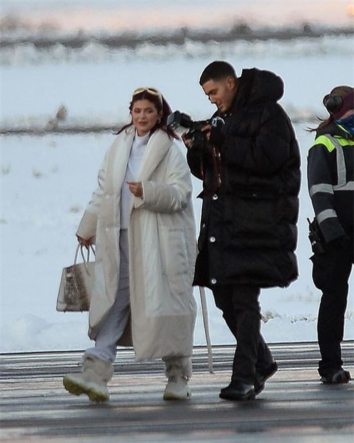 Kylie thuê một nhiếp ảnh gia riêng đến Aspen, Colorado để chụp hình cho chị em cô trong kỳ nghỉ.
