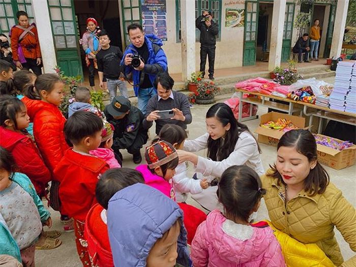 Diễn viên sắm vai Ngân trong Hoa hồng trên ngựctrái tâm sự, cô chọn các hoạt động thiện nguyện để khép lại một năm nhiều bận rộn và không ít thách thức. Trước khi cho mình thời gian nghỉ ngơi bên gia đình, cô muốn mang niềm vui nhỏ bé đến với những đứa trẻ vùng cao tại Lào Cai - quê hương cô.