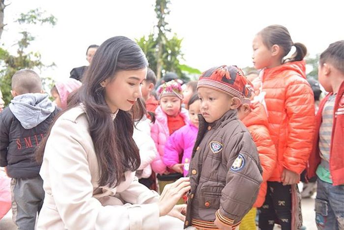 Lương Giang cho biết đây là hoạt động mà cô và các nhân viên tại phòng tranh của cô duy trì thường niên, kể từ năm 2015. Năm nay, nữ diễn viên chọn điểm đến là thôn Láo Vàng Chải, xã Tòng Sành, huyện Bát Xát.