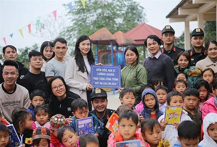 Ngoài ra, Lương Giang ủng hộ kinh phí xây dựng công trình 'Bếp ăn cho em 2020' nhằm mang đến các em học sinh bữa cơm nóng sốt, đủ chất để có sức khỏe duy trì việc học.