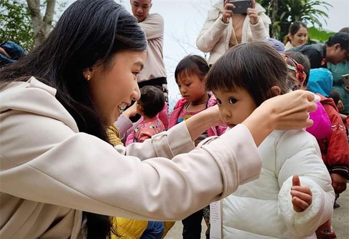 Nữ diễn viên - họa sĩ mang theo tặng phẩm gồm quần áo, sách vở... để trao tận tay các em. Cô hạnh phúc khi được lũ trẻ yêu thương, chào đón.