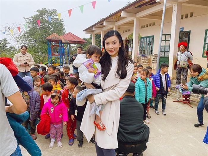 Lương Giang cũng là mẹ của hai em bé, một trai và một gái, đang tuổi đi học. Nhờ vậy, cô dễ dàng gần gũi, trò chuyện với các em học sinh ở xã Tòng Sành.