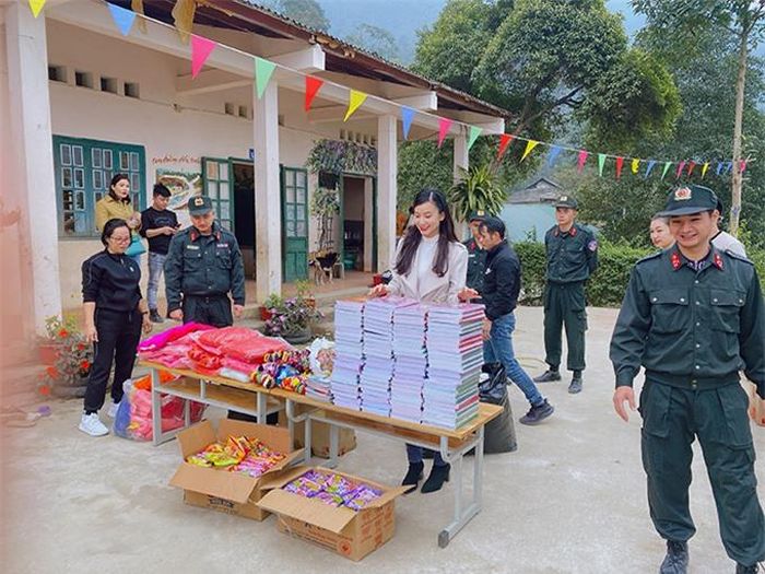 Cùng với quần áo, điểm trường Tòng Sành nhận được sách vở, bánh kẹo, nhu yếu phẩm.