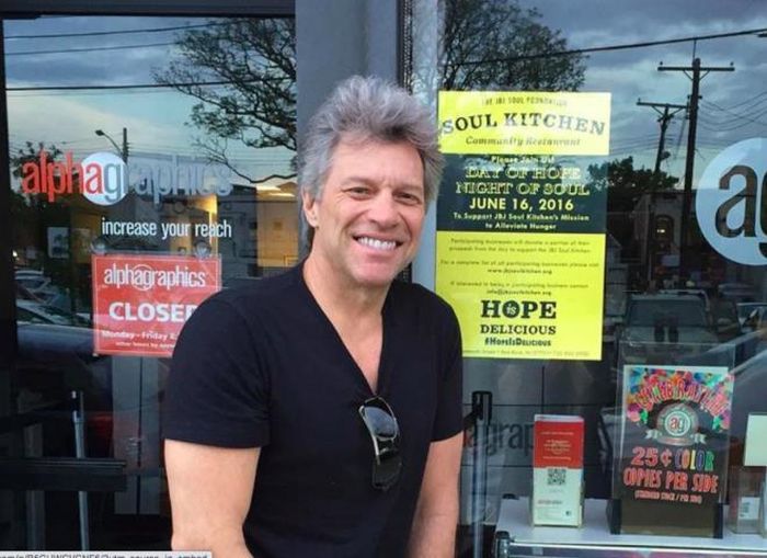 Và đây là huyền thoại Bon Jovi với nhà hàng miễn phí dành cho người nghèo.