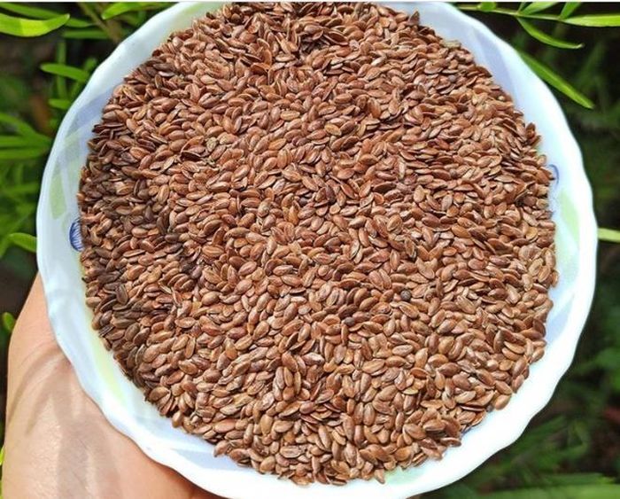 Dùng thảo mộc: Một số loại thảo mộc như cỏ cà ri, hạt lanh và mã đề có tác dụng nhuận tràng, làm mềm chất thải. Vì vậy, nếu bạn đang bị táo bón, hãy dùng thêm các nguyên liệu này để sớm khỏi bệnh.