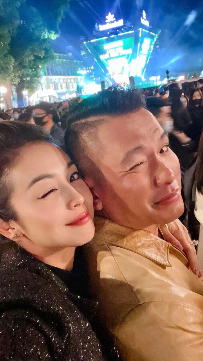 Vợ chồng Hoa hậu Jennifer Phạm gửi lời chúc: “Chúc mừng năm mới 2021. 1 năm mới, 1 tuổi mới, nhiều niềm vui, nhiều thành công mới và chúng ta mãi bên nhau bạn nhé”.