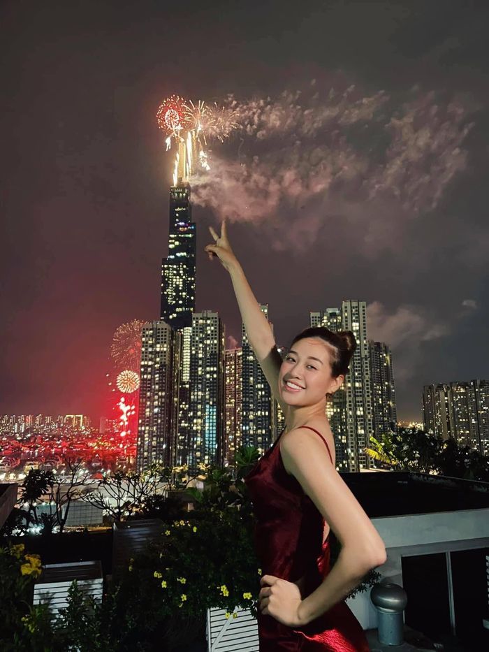 Hoa hậu Khánh Vân gửi lời chúc: “Cảm ơn cả nhà yêu của Vân...thương chúc cả nhà mình mọi điều may mắn, hạnh phúc, sức khỏe và bình an... Năm 2021 chúng ta đừng ngại ngùng nói lời yêu thương với gia đình, người thân, bạn bè nhé cả nhà... Vân mong chúng ta sẽ có thật nhiều hạnh phúc, thật nhiều yêu thương... Happy New Year”.