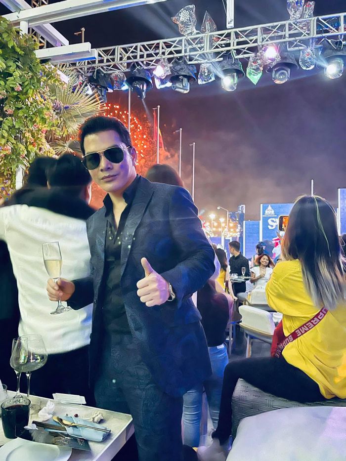  Diễn viên Trần Bảo Sơn ăn tiệc cùng bạn bè và ngắm pháo hoa, mừng thời khắc năm mới đến. 