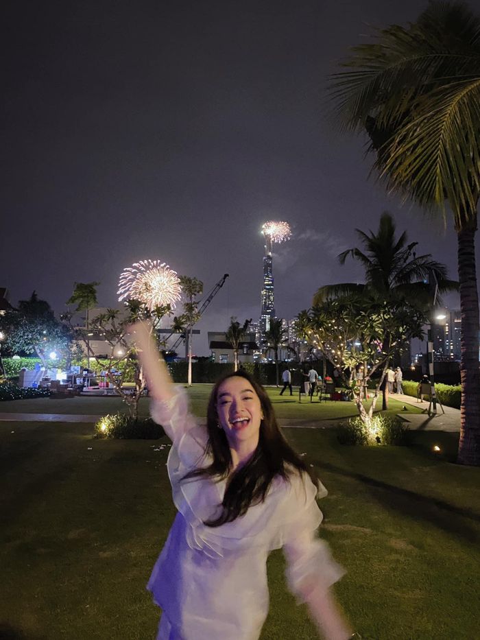  Kaity Nguyễn bắt chọn khoảnh khắc bắn pháo hoa, mừng năm mới. Năm qua, nữ diễn viên tiếp tục gặt hái thành công với dự án Tiệc trăng máu. Diễn xuất của Kaity Nguyễn trong phim được đánh giá cao. Hiện, ngôi sao trẻ được kỳ vọng với dự án phim tiếp theo là Gái già lắm chiêu 5. 
