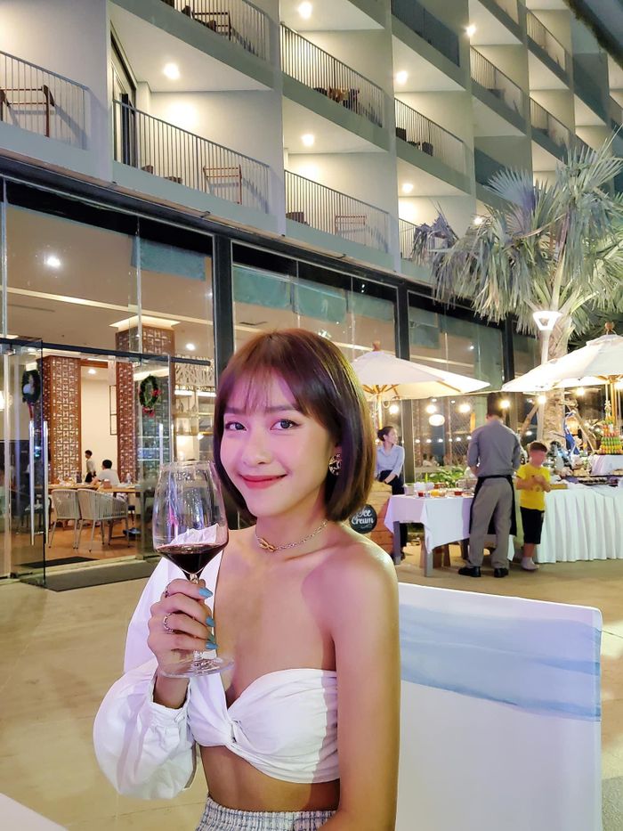  Khả Ngân đón năm mới với một bữa tiệc cùng bạn bè ở Phú Quốc. Thời gian qua, Khả Ngân gây bất ngờ khi cắt tóc, lột xác với phong cách gợi cảm hơn. Chia sẻ với Zing về sự thay đổi ngoại hình, nữ diễn viên cho biết: “Lúc này tôi nghĩ mình cần thay đổi để có sự mới mẻ và tạo cảm hứng cho bản thân. Khi cắt tóc, tôi cảm thấy như nhìn được nhân cách khác, cảm xúc khác trong con người. Nhiều thứ dần lộ diện mà trước đây tôi chưa bao giờ nghĩ tới hay làm thử”. 