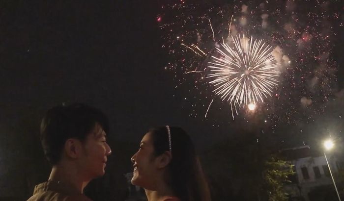  Thúy Vân và ông xã tình cảm trong giây phút đón năm mới. Á hậu đăng ký kết hôn vào tháng 5 và tổ chức hôn lễ 2 tháng sau đó. Không lâu sau, vợ chồng á hậu chào đón con đầu lòng. 
