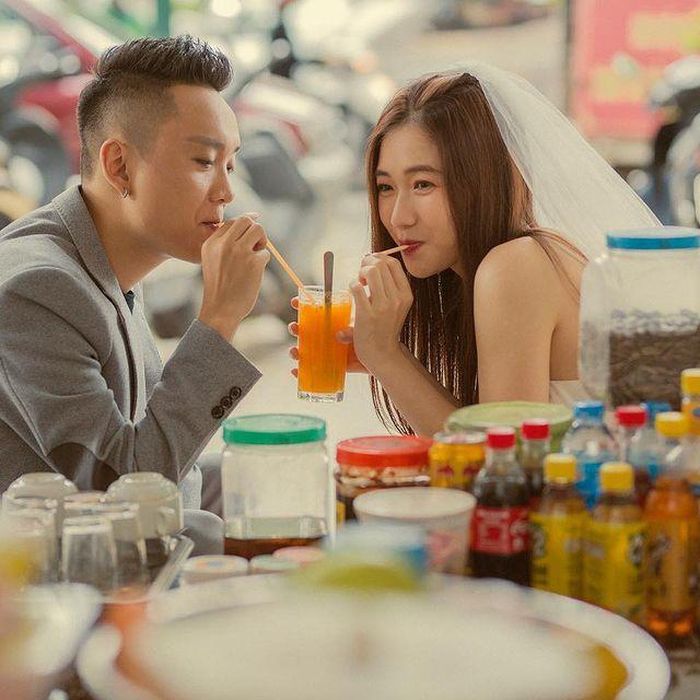  Trước khi về chung nhà với giọng ca Đã lỡ yêu em nhiều, Trâm Anh vốn là hot girl đời đầu đình đám trên mạng xã hội. Cựu học sinh THPT Phan Đình Phùng được chú ý sau loạt ảnh chụp tại lễ bế giảng năm học 2012-2013. Cô nhận nhiều thiện cảm nhờ vẻ ngoài trong sáng, dịu dàng và hút mắt dù không trang điểm nhiều. Từ đó, biệt danh "hot girl bế giảng" cũng gắn liền với cô. 