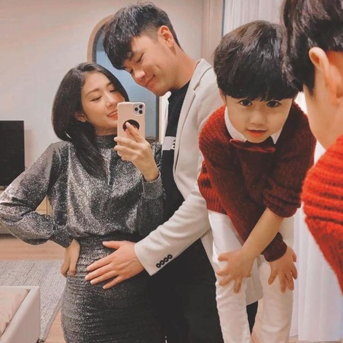  Trang Lou cho biết khác với lần mang thai đầu tiên, lần này cô bị ốm nghén nhiều hơn và không còn thoải mái như trước. Dù vậy, hot mom vẫn tỏ ra hạnh phúc khi nhận được sự chăm sóc tận tình của ông xã và bé Xoài ngày càng ra dáng anh cả. 