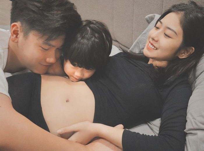  Đầu tháng 10/2020, hot family Trang Lou - Tùng Sơn - bé Xoài thông báo sắp chào đón thành viên mới. Kể từ đó, Trang Lou thường xuyên chia sẻ hình ảnh bầu bì và trải nghiệm, cảm xúc trong suốt thai kỳ. 