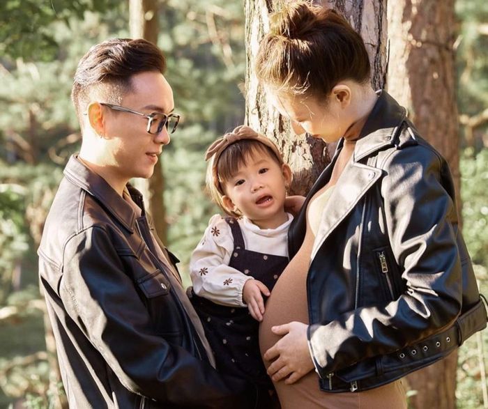  Trâm Anh - JustaTee về chung một nhà vào tháng 3/2018 sau 5 năm hẹn hò. Chuyện tình của đôi trẻ nhận được nhiều sự ngưỡng mộ. Ngày 10/10/2018, Trâm Anh sinh con gái đầu lòng, bé Cici. Hiện, Cici là một trong những hot baby được nhiều người chú ý nhờ biểu cảm hài hước, vẻ ngoài đáng yêu. 