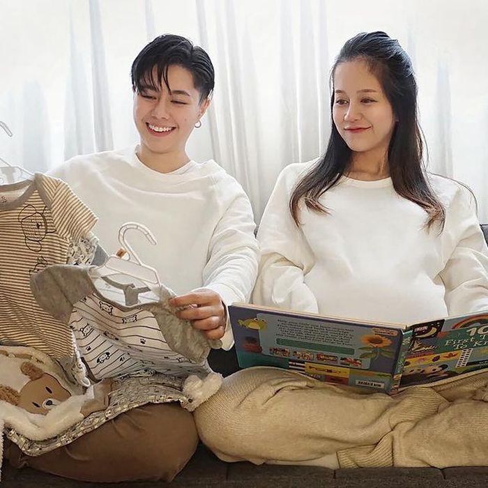  An Nguy chia sẻ tại trang cá nhân rằng sau khi mang thai, cô không thay đổi nhiều về ngoại hình nhưng lại gặp một số trở ngại tâm lý, dễ lo lắng và stress hơn. Nữ vlogger và người yêu thường xuyên cập nhật hình ảnh quá trình chuẩn bị đón con đầu lòng từ mua sắm đồ đạc cho đến lập tài khoản mạng xã hội cho con. Trước thông tin An Nguy mang thai sau thời gian dài kín tiếng, nhiều người tỏ ra bất ngờ song cũng để lại nhiều bình luận chúc phúc cho đôi trẻ. 