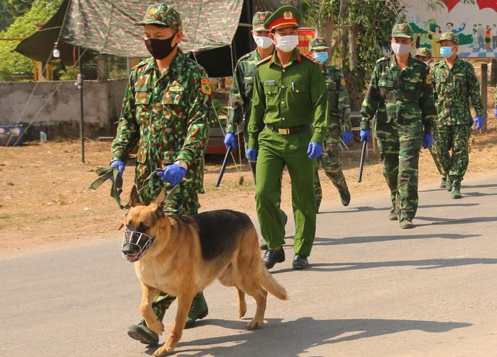  Lực lượng biên phòng, công an ở An Giang tuần tra tuyến biên giới Tây Nam. Ảnh: C.A.