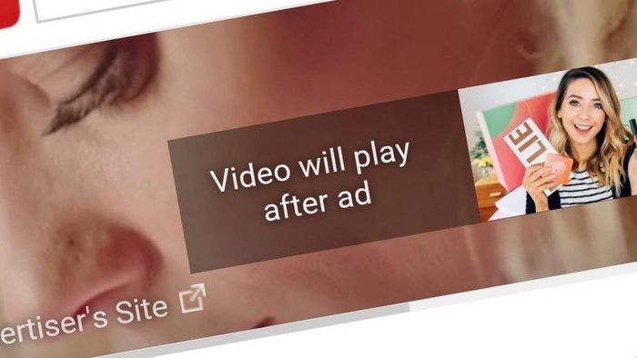  Không thể từ bỏ YouTube, nhiều người phải tải ứng dụng chặn quảng cáo hoặc chuyển vùng để mua gói YouTube Premium. Ảnh: BBC. 