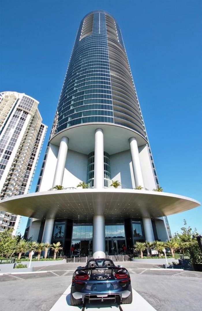 Toàn cảnh tòa Porsche Design Tower, được khai trương từ năm 2017, nằm trên bãi biển Sunny Isles ở Miami.