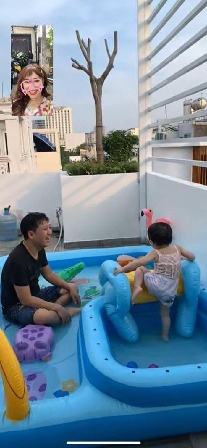 Dù chỉ chụp từ đằng sau nhưng khán giả đã tỏ ra vô cùng thích thú trước vóc dáng nhỏ nhắn, dễ thương của bé Destiny. Ảnh Facebook nhân vật