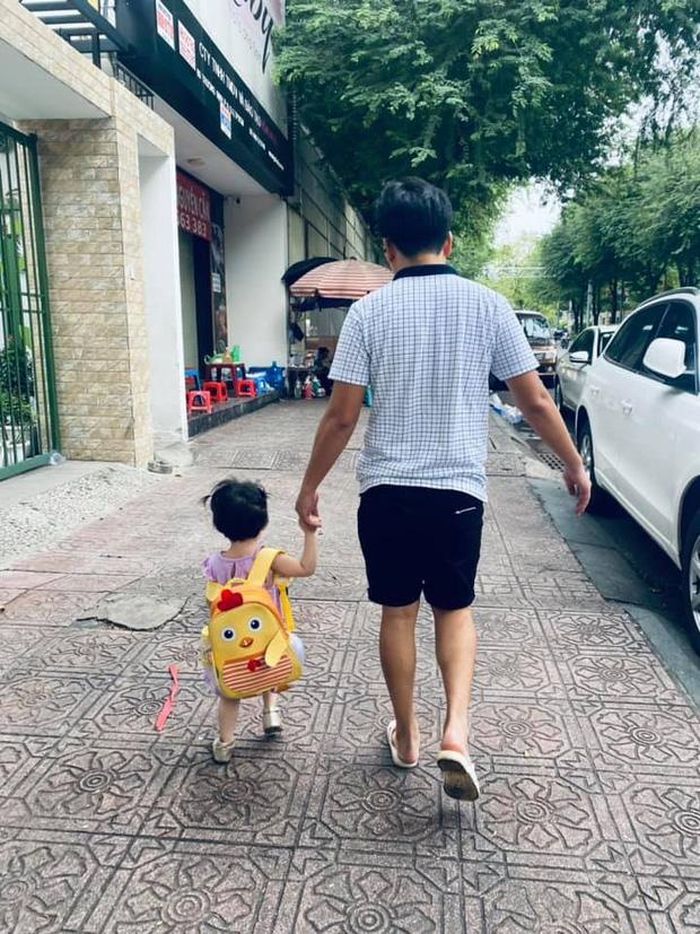 Trước đó, Nhã Phương từng gây sốt khi khoe ảnh cùng ông xã đi đón ái nữ tan học về nhà. Ảnh Facebook nhân vật