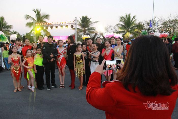 Hàng ngàn du khách tới chiêm ngưỡng, tham gia carnaval mùa đông.