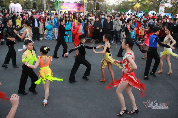 Du khách hào hứng xem khiêu vũ đường phố.