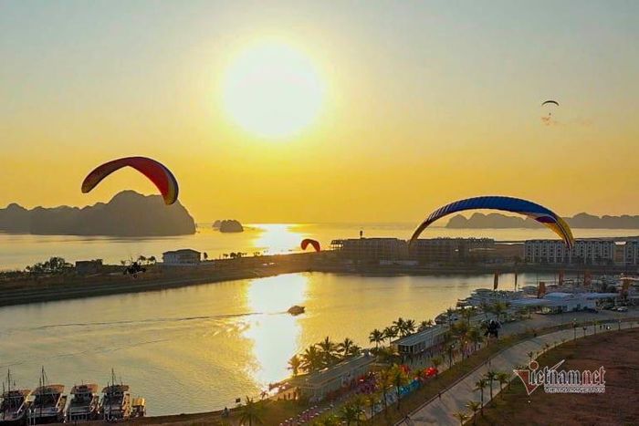 Tô điểm trên bầu trời là màn trình diễn của trực thăng, thủy phi cơ và dù lượn.