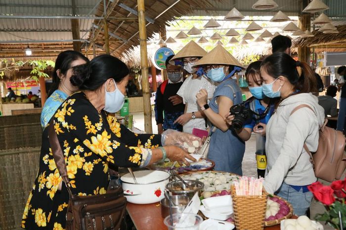 Ngày hội thu hút hơn khoảng 100 gian hàng với các loại bánh dân gian, trái cây đặc sản