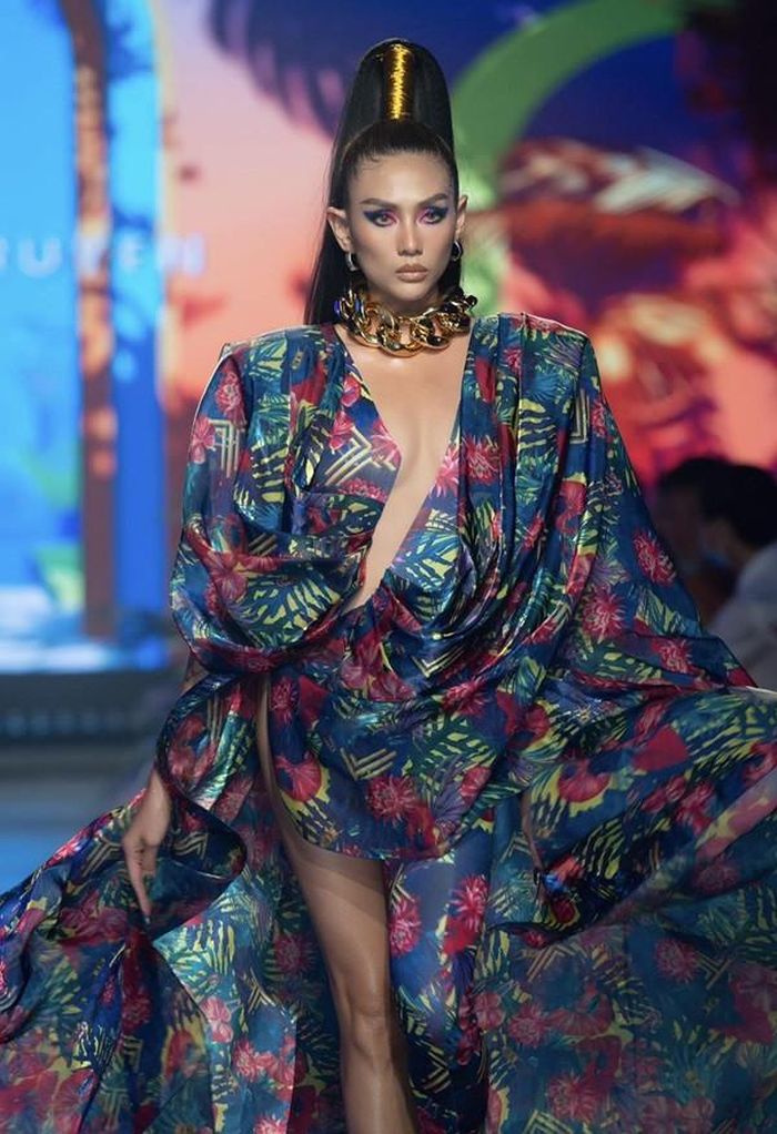 Võ Hoàng Yến gây ấn tượng với những bước catwalk "thần sầu".