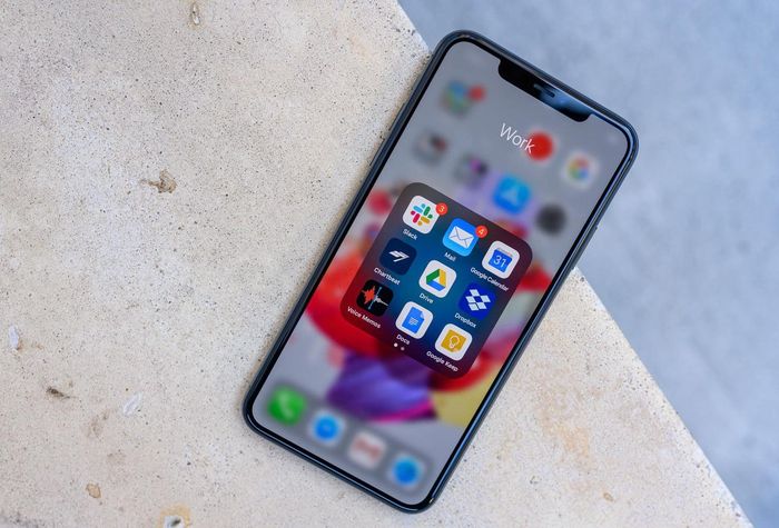  Dù ra mắt từ năm 2019, khả năng xử lý của chip Bionic A13 trên iPhone 11 Pro Max vẫn đủ sức vượt qua nhiều flagship của thế giới Android 2020. Sự ổn định này đến từ việc Apple có hệ sinh thái ứng dụng và thiết bị riêng. Ảnh: Digital Trends. 