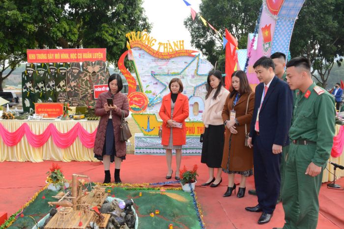 Các đại biểu tham quan hội trại truyền thống của tuổi trẻ Trung đoàn 141, Sư đoàn 3. 