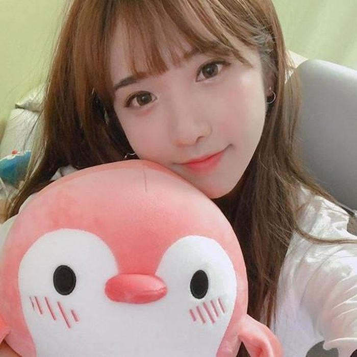 Cô nàng còn tự thừa nhận đây là chương trình để kiểm tra 'độ trong sạch' của bản thân theo đúng ý fan. Và trong lần lên sóng ấy, những bí mật 'thâm cung bí sử' của Penguin đã khiến cho không ít người phải sốc nặng.