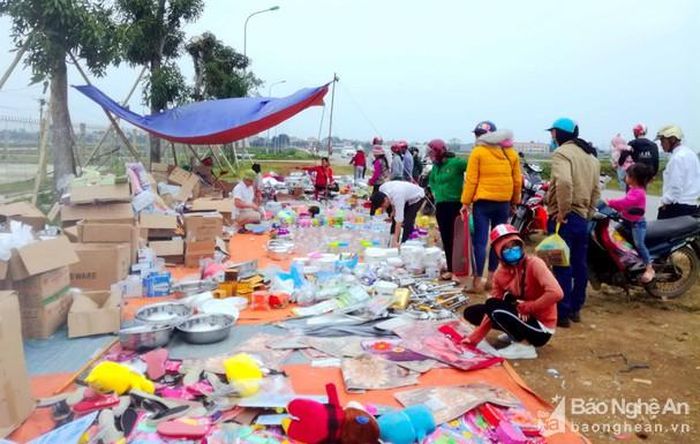 Đồ gia dụng giá rẻ được thanh lý số lượng lớn trên tuyến Quốc lộ 7. Ảnh: Nguyên Châu