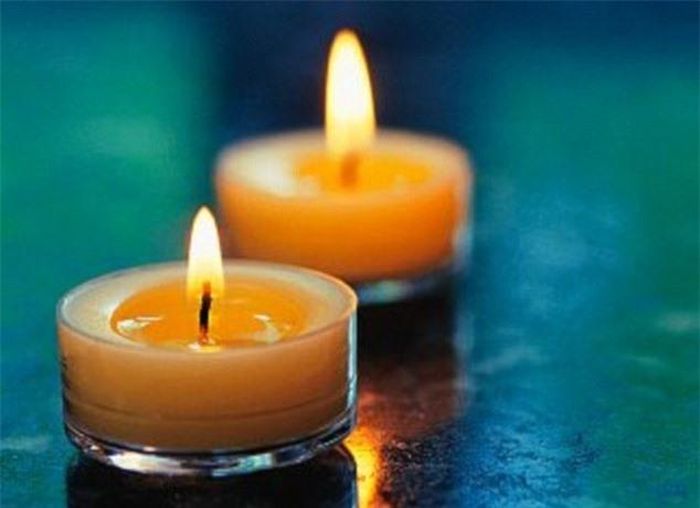 Đốt nến và đóng kín cửa xe sẽ giúp đốt hết ô-xi (trong đó có cả mùi da mới)