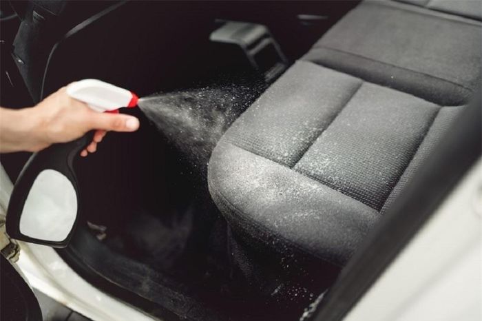 Phun hỗn hợp giấm - nước - tinh dầu giúp khử mùi hiệu quả
