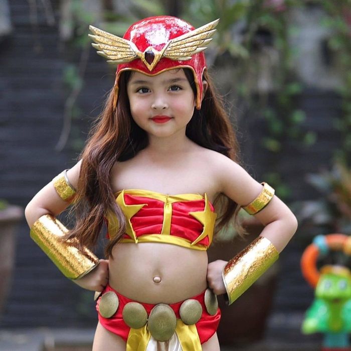 Trong ngày lễ của mẹ, nhóc tì nổi tiếng nhất Philippines đã được mẹ cho hóa thân thành "Người hùng Darna" - một vai diễn từng làm nên tên tuổi của Marian Rivera. Trang phục thiếu vải nhưng rất độc đáo, phối thêm loạt phụ kiện như mũ đội đầu, vòng tay... mang đến cho vẻ ngoài của Zia thêm phần ấn tượng. 