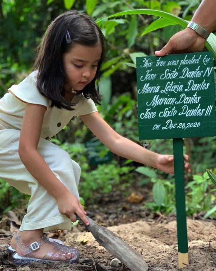 Lộng lẫy trong các bữa tiệc, chơi trội khi hóa trang nhưng trong các hoạt động thường ngày, Zia lại được mẹ cho diện những bộ cánh đơn giản và thoải mái hơn. Việc diện quần và áo sẽ giúp cô bé di chuyển thuận tiện trong các hoạt động.