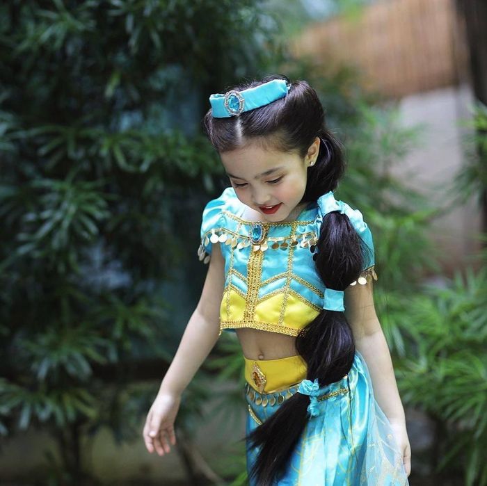 Trong ngày lễ Halloween năm 2020 vừa qua, Zia Dantes được mẹ cho diện trang phục thành công chúa Jasmine trong truyện cổ tích với bộ trang phục Ấn Độ cách điệu. Mái tóc cũng được nối dài và cột theo đúng nguyên bản nhằm mang đến hình tượng nàng Jasmine chân thật nhất. 